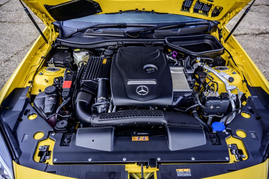Моторный отсек Mercedes-Benz SLC300 Final Edition (R172) 2019 года  (UK) (фото 15 из 19)